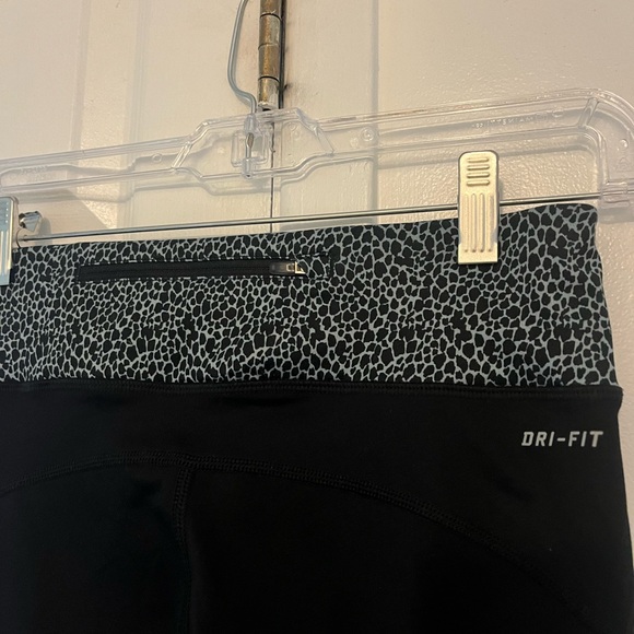 Nike Crop/Capri Workout Leggings - Picture 3 of 3